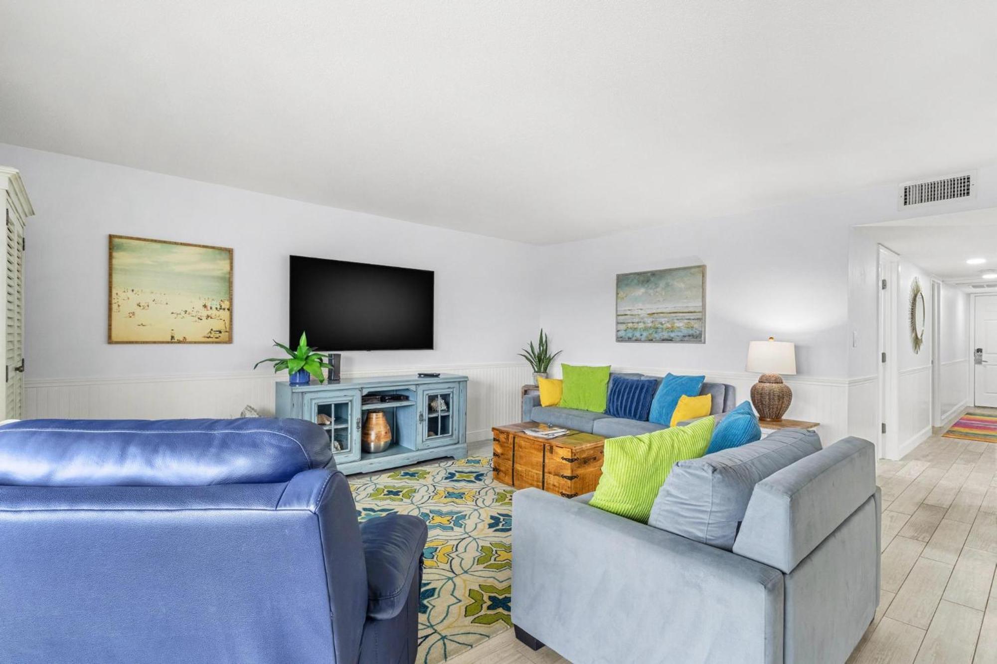 Beach Oasis - No Storm Damage & Guest Ready! Come Enjoy The Heated Pool & Relax At The Beach! Clearwater Beach Exterior photo